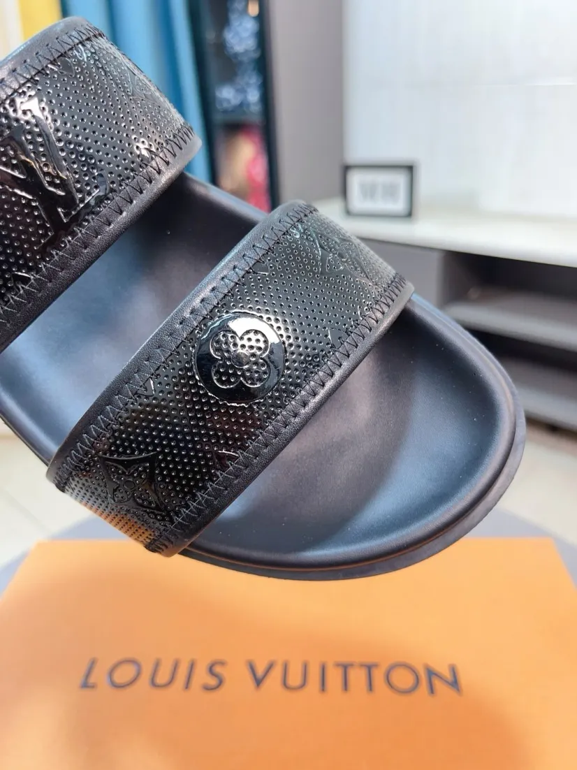 Ex-factory price 320🌹🌹 (lv-Louis Vuitton) new men's sandals, high-end boutique, exquisite embossed logo decoration on the upper, fine workmanship, super soft soles, casual, loose and comfortable, a must-have in summer! \nsize：38-44